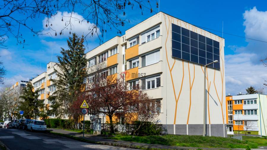 eladó újszerű panellakás, Szentendre